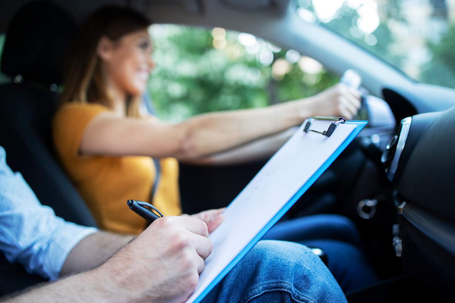 Conviene contratar un seguro de auto mensual o anual