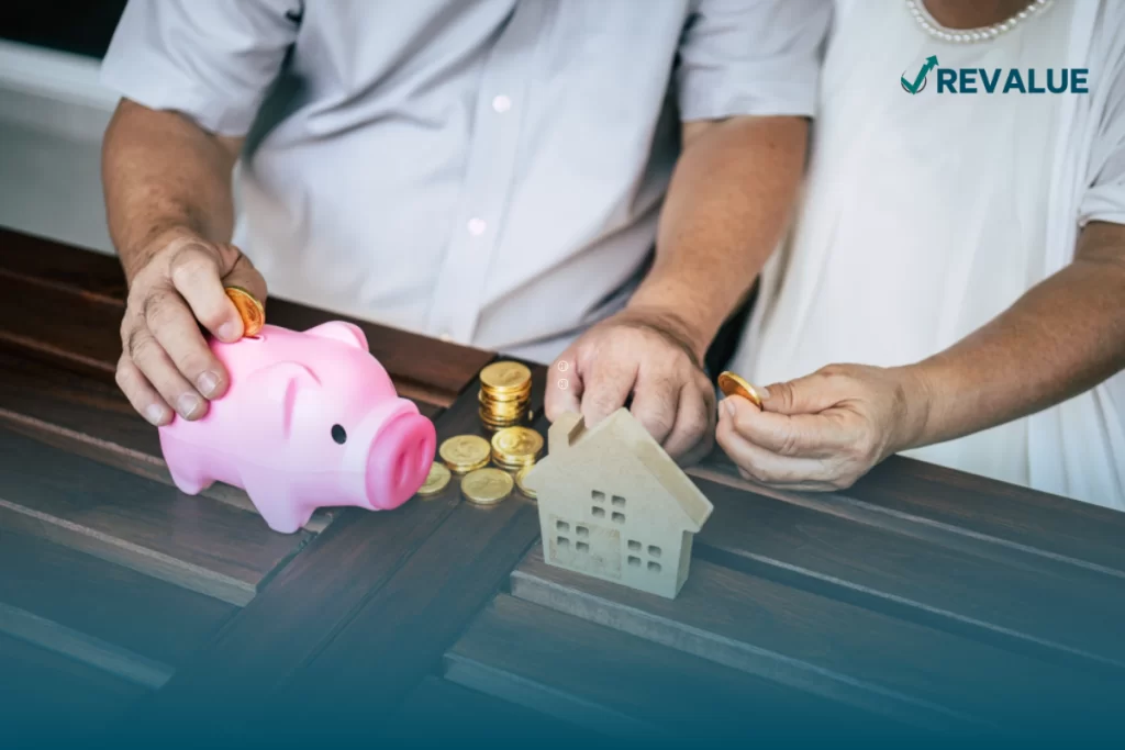 Pareja adulta metiendo dinero a sus alcancías que representa como las afores con mayor rendimiento te preparan para un mejor futuro.