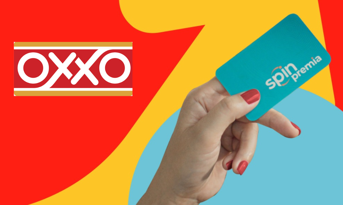 Mano de mujer sosteniendo la tarjeta Spin Premia, luego de saber cuánto valen los puntos Oxxo.