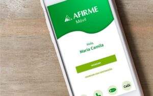 Aplicación de Afirme Móvil en un celular, desde donde puedes controlar los movimientos de tu tarjeta Afirme nómina.