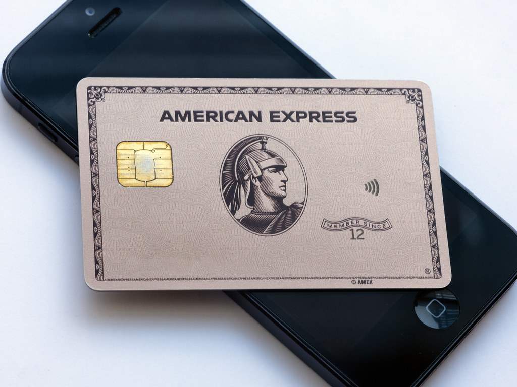 Tarjeta empresarial American Express sobre un celular.
