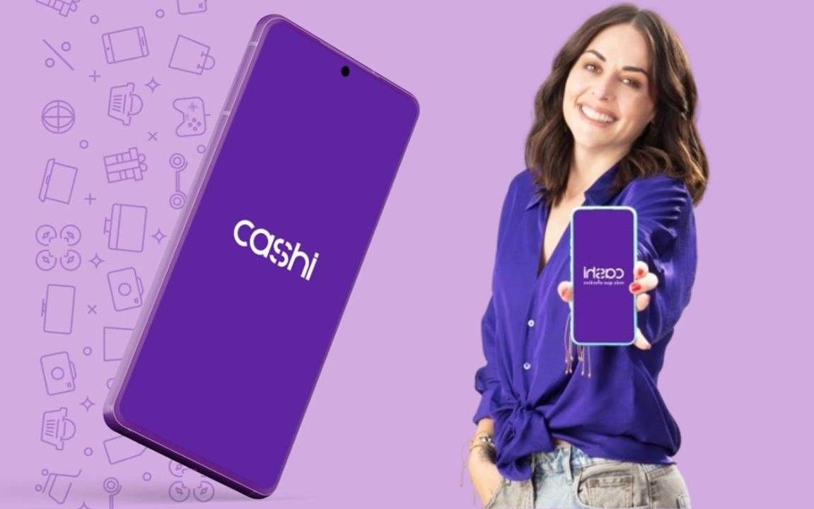 Teléfono móvil con app y promociones de Cashi en manos de Zuria Vega.