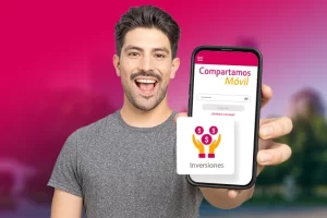 Hombre joven aprendiendo cómo invertir en Compartamos Banco a través de la app móvil.