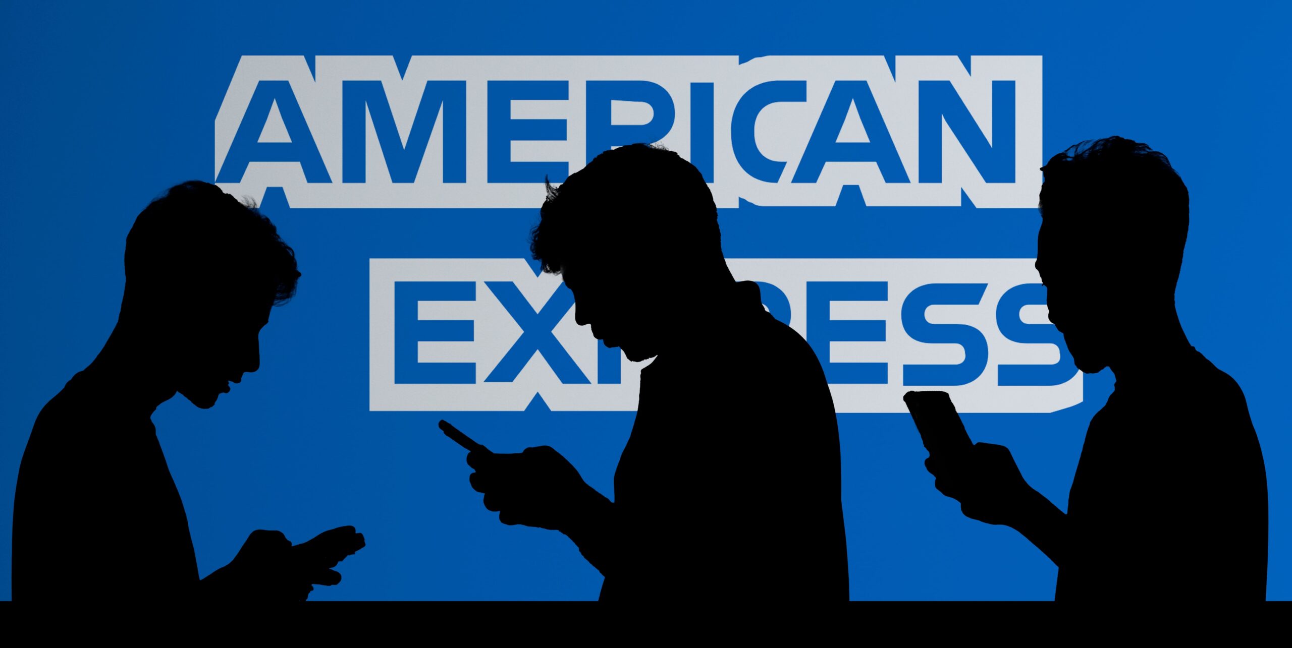 Sombras delante de espectacular de American Express.