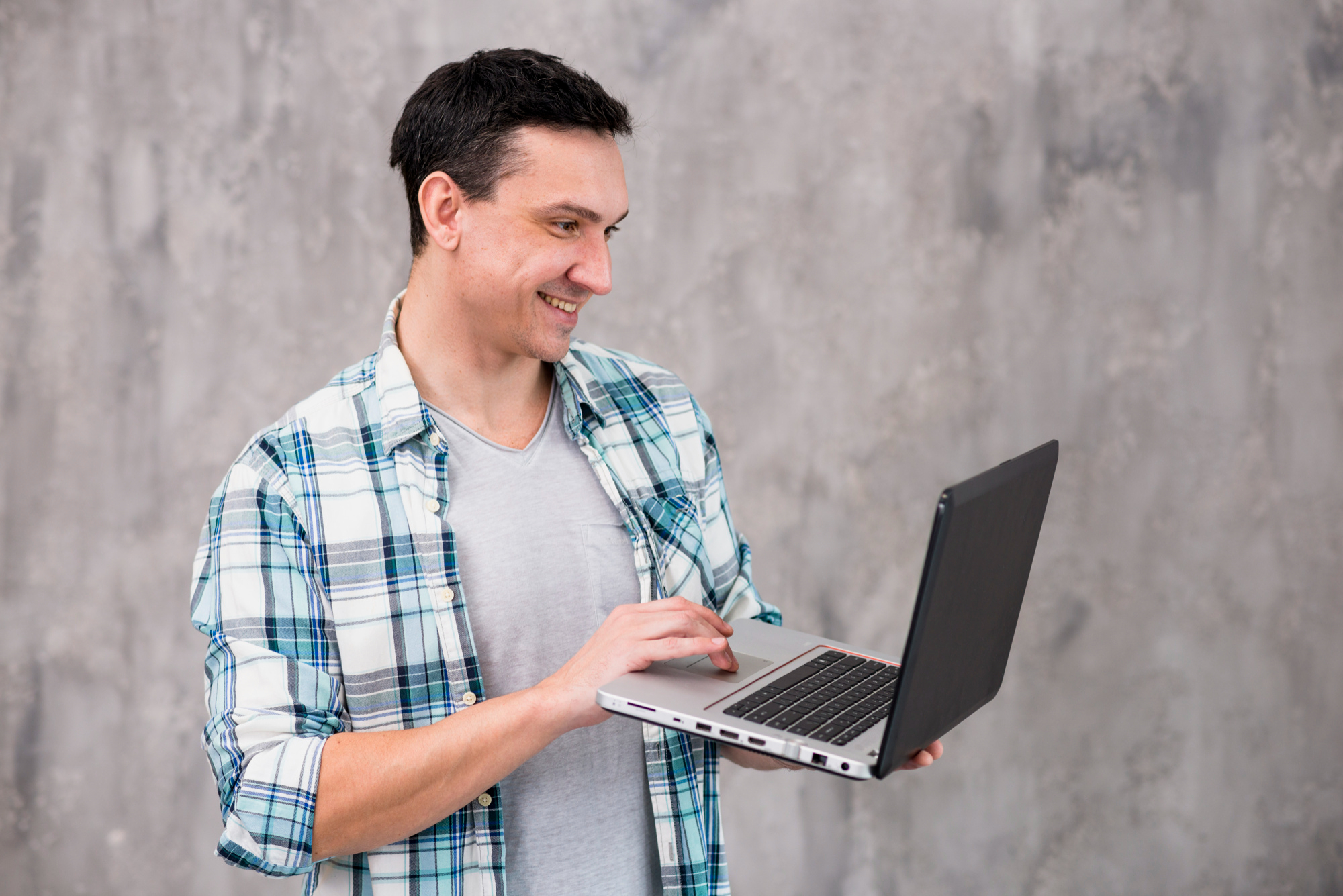 Hombre usando una laptop para buscar información sobre bancos digitales en México.