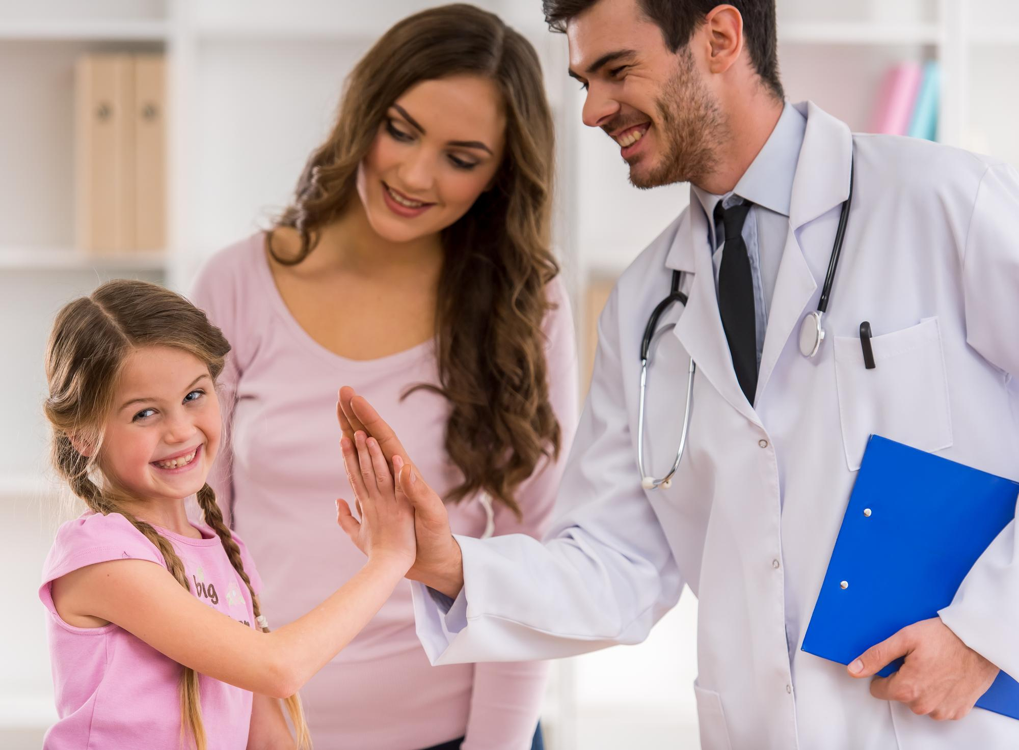 Fotografía de una familia en consulta médica, uno de los beneficios de contar con el seguro de gastos médicos mayores Santander