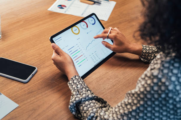 Mujer evaluando con las herramientas de Revalue los productos financieros de BBVA