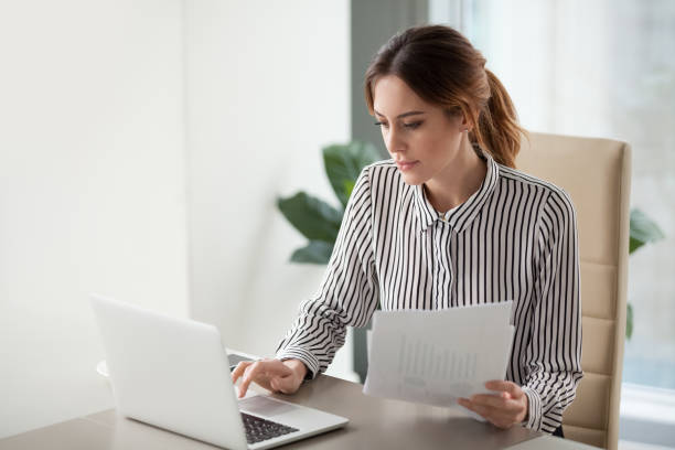 Mujer revisando las opciones de Bancoppel