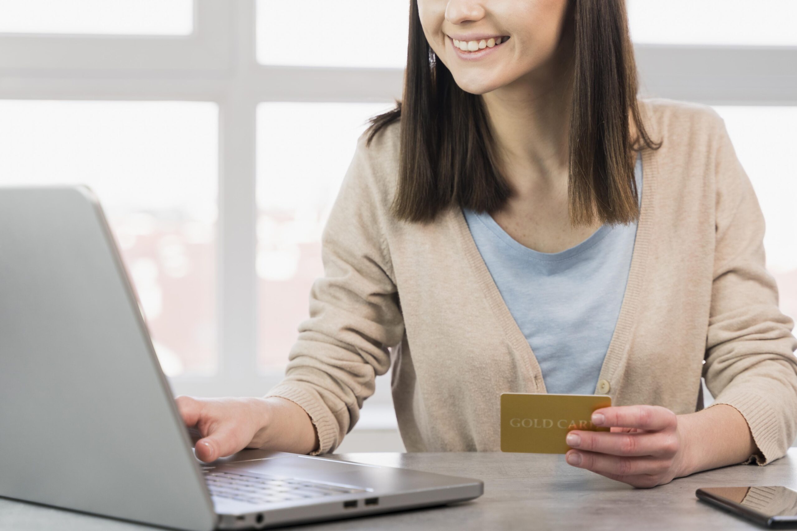 Mujer consultando cómo mejorar su score crediticio.