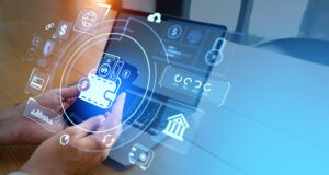 Persona con dispositivo móvil consultando las características de las mejores billeteras digitales de México.