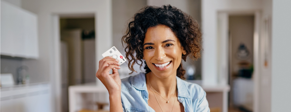 Tarjeta hsbc zero ventajas y desventajas: mujer feliz mostrando su tarjeta