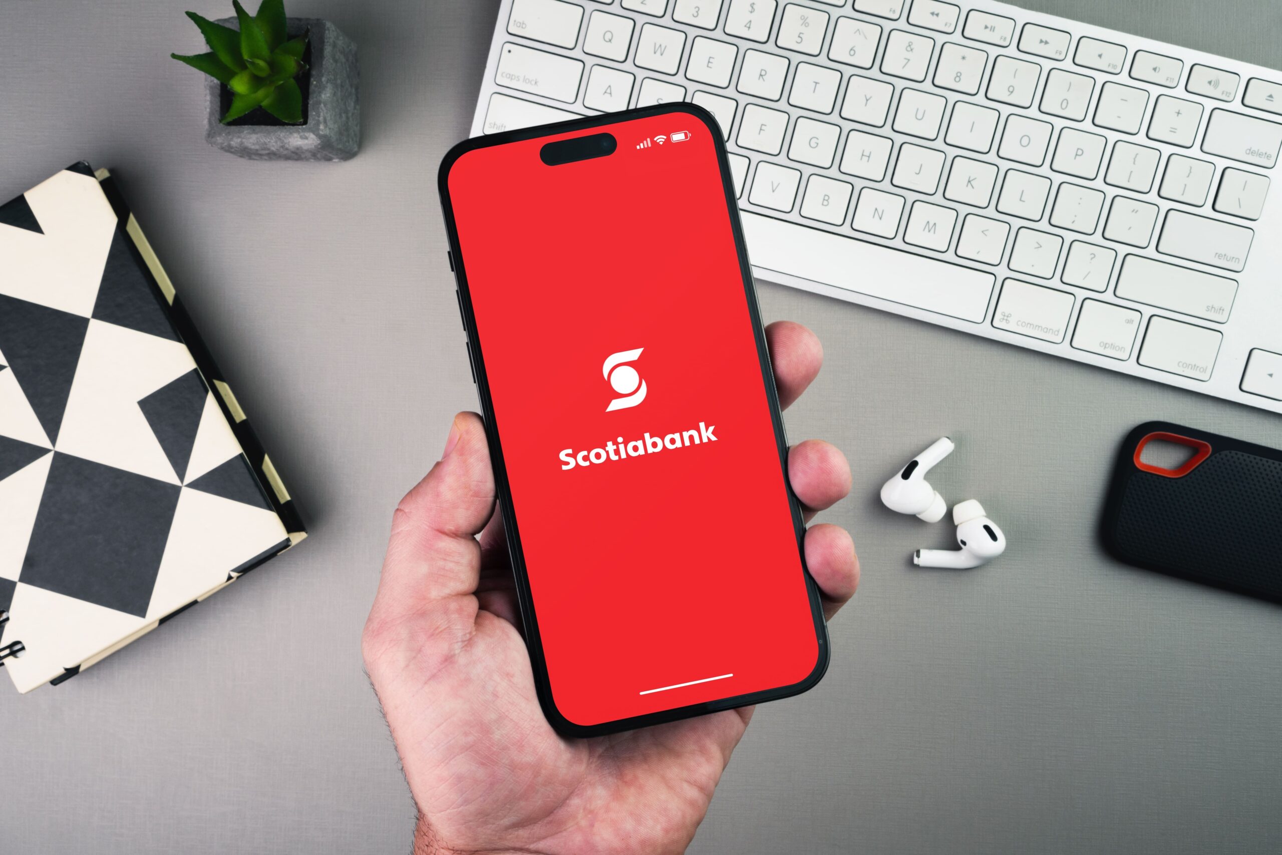 Celular con logotipo de la institución donde puedes comprar un seguro de vida Scotiabank