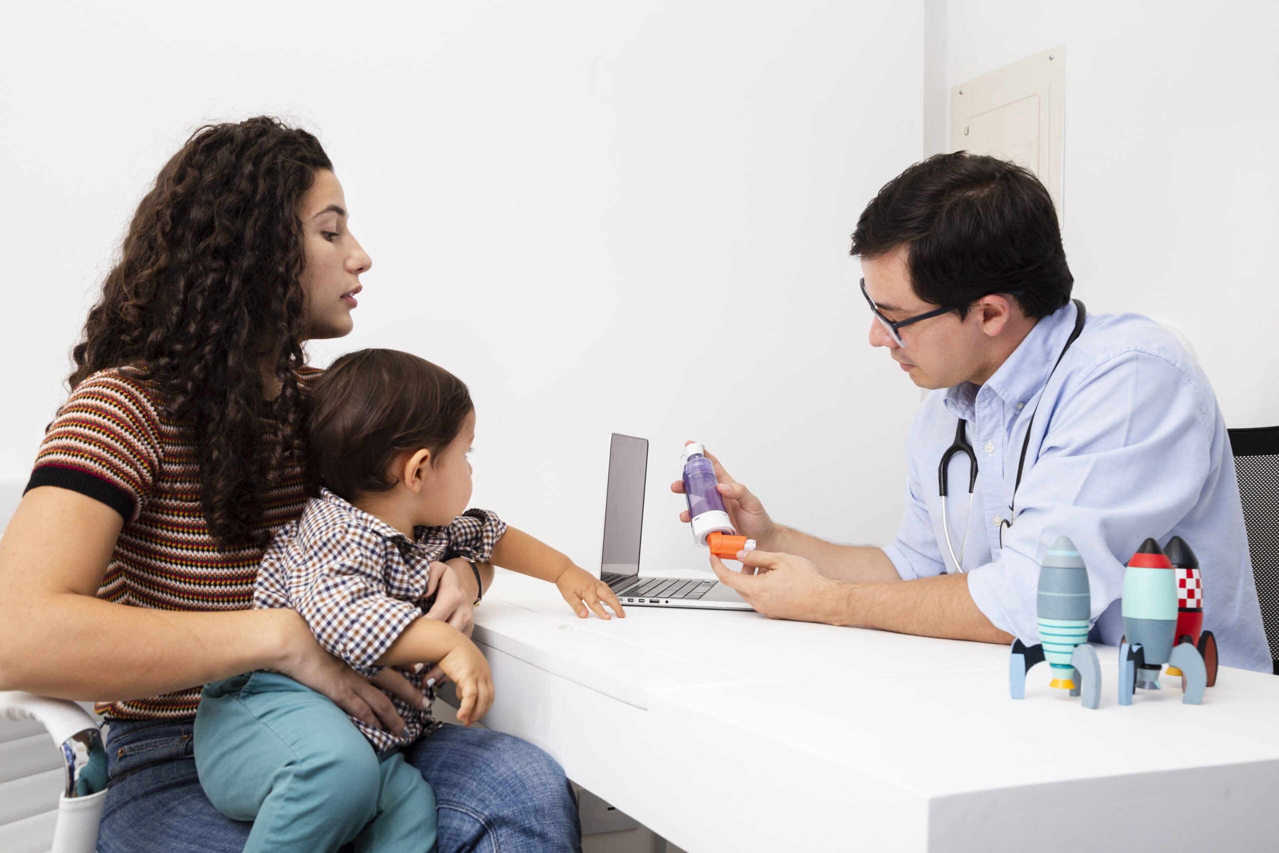 Familia asistiendo a una consulta médica gracias a su seguro de gastos médicos mayores.