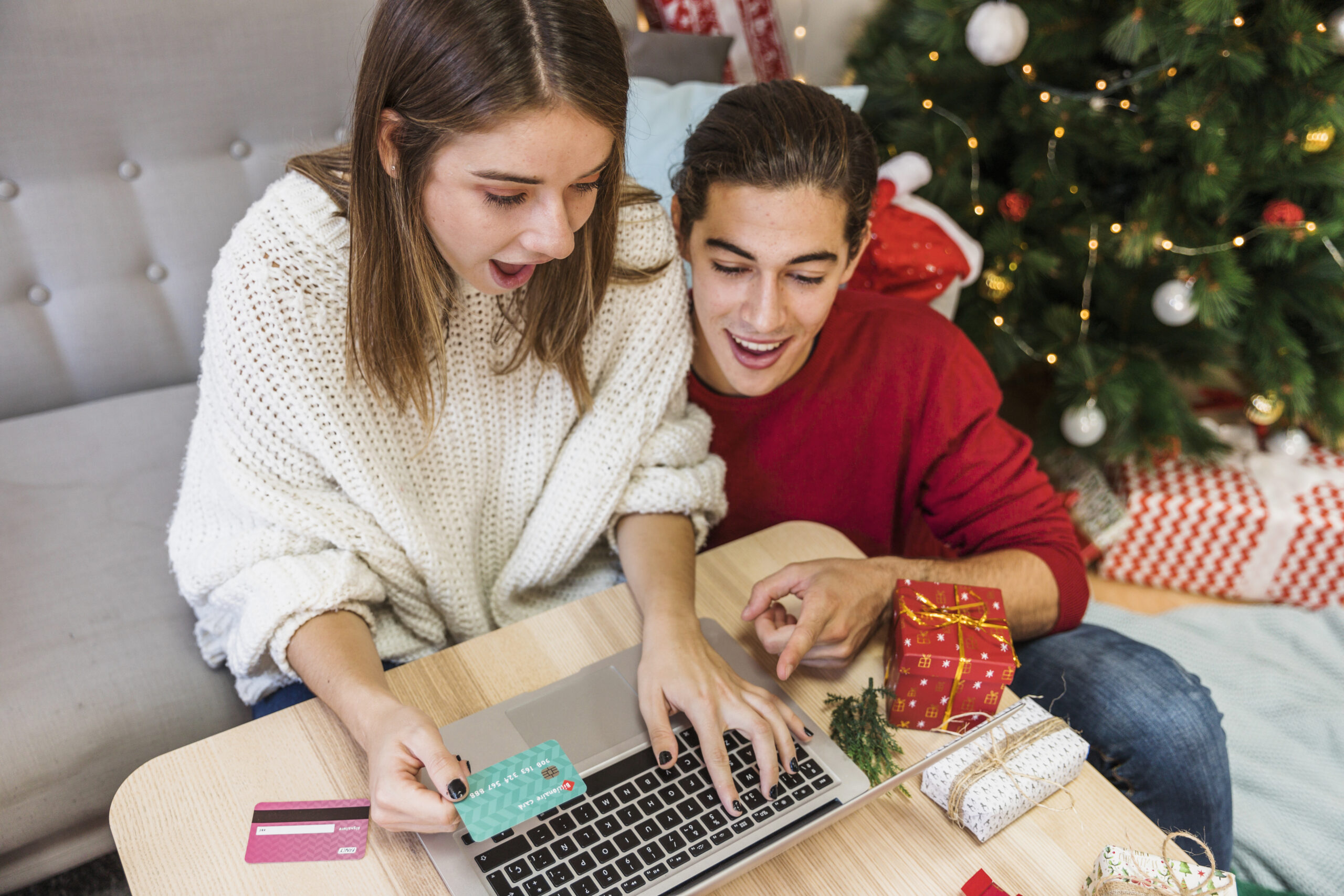 Descubre 8 consejos para ahorrar en Navidad sin renunciar a la magia de las fiestas y aprende a celebrar responsablemente sin excederte en gastos.