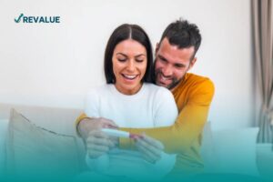 Pareja feliz por su embarazo, sin saber cuánto dinero se necesita para tener un bebé