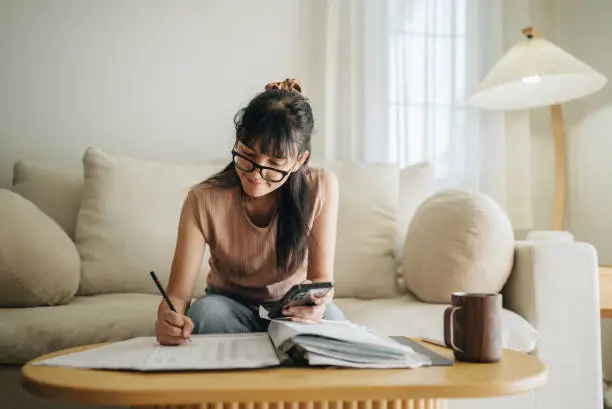 Mujer evaluando las cuentas de ahorro disponibles en México.