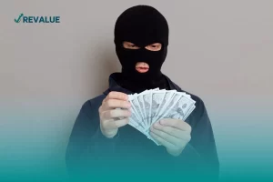 Hombre encapuchado representando lo que es el esquema piramidal de ponzi