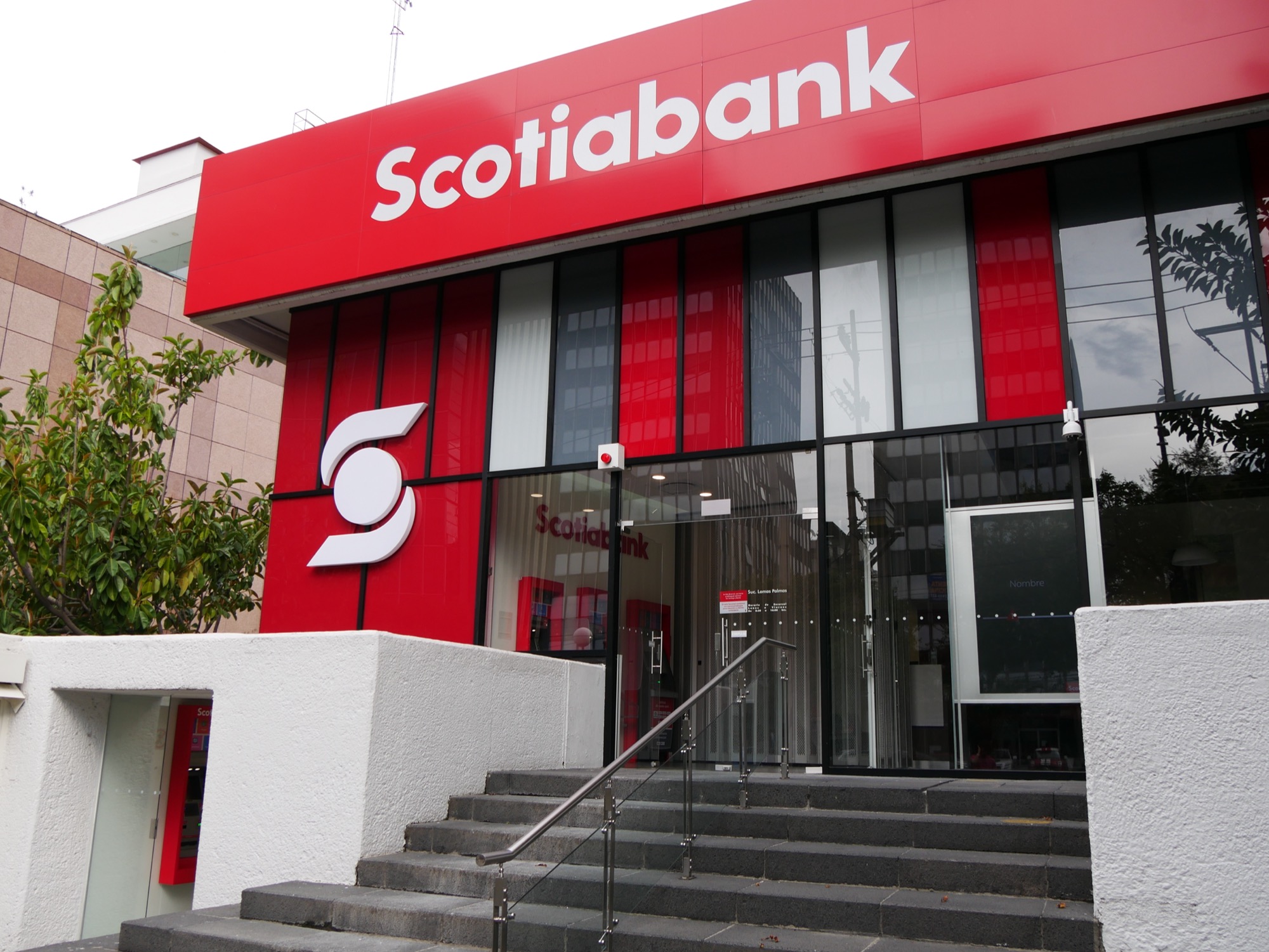 Fachada de una sucursal donde puedes informarte sobre Scotiabank inversiones.