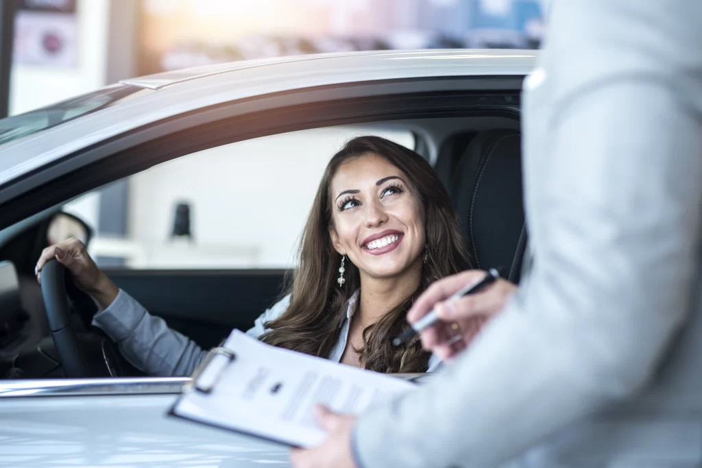 Mujer sonriendo al conocer los beneficios del seguro de auto de Scotiabank