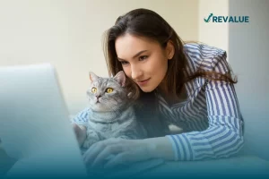 Mujer buscando cómo funciona un seguro para mascotas.