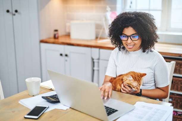 Mujer revisando junto a su gato cómo funciona un seguro para mascotas en México, con lo que lo mantendrá protegido y atendido.