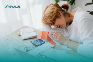 Mujer preocupada por no saber cómo evitar el endeudamiento en sus tarjetas