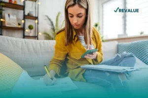 Mujer joven revisando los gastos que se pueden deducir de su declaración