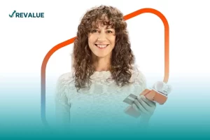 Mujer usando su terminal de pago Clip