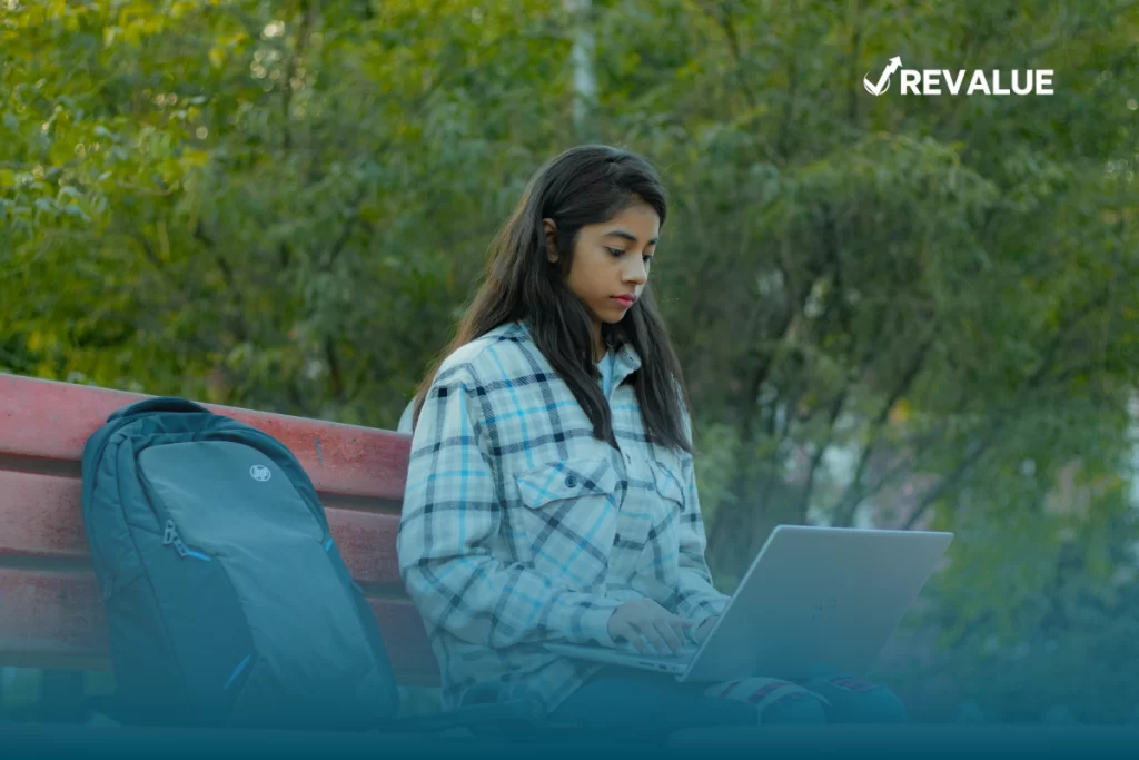 Joven con un seguro de pertenencias utilizando su laptop en el parque.