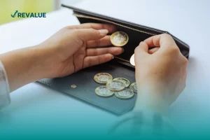 Monedas en cartera que representan parte del proceso para seguir el método kakebo de ahorro