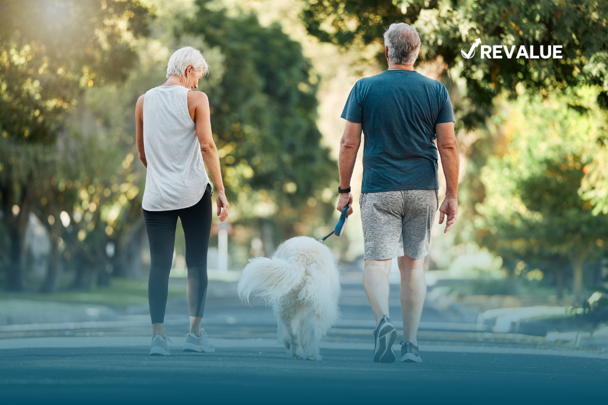 Pareja saliendo a pasear con su mascota, tranquilos de saber que él y su economía están protegidos gracias al seguro de responsabilidad civil para perros.