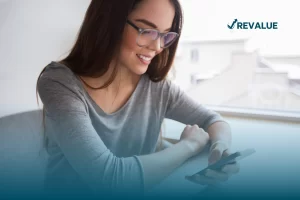 Persona usando su móvil con tranquilidad en la calle después de contratar seguro para celular.