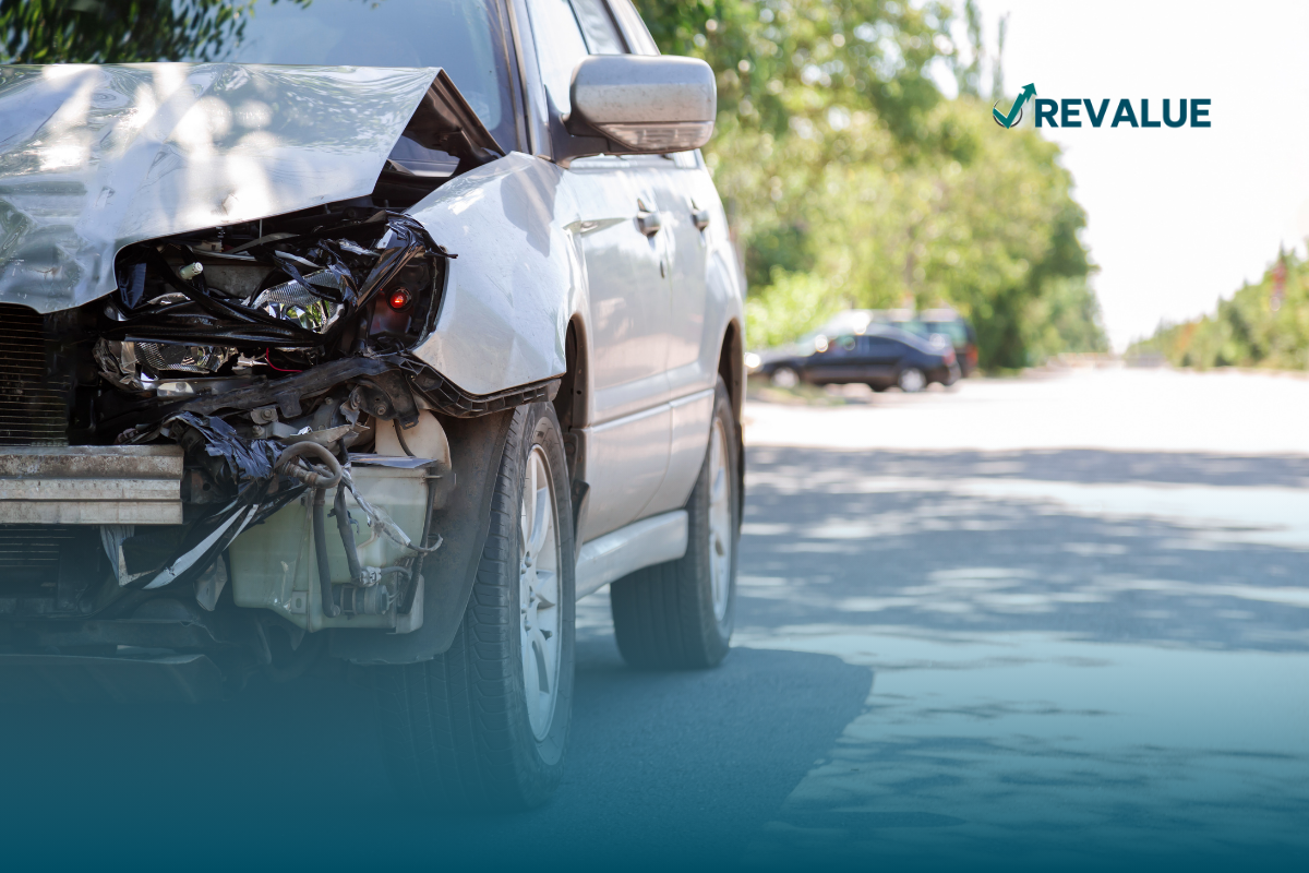 Fotografía de un auto dañado en un accidente que no cuenta con el seguro de auto Banco Azteca.