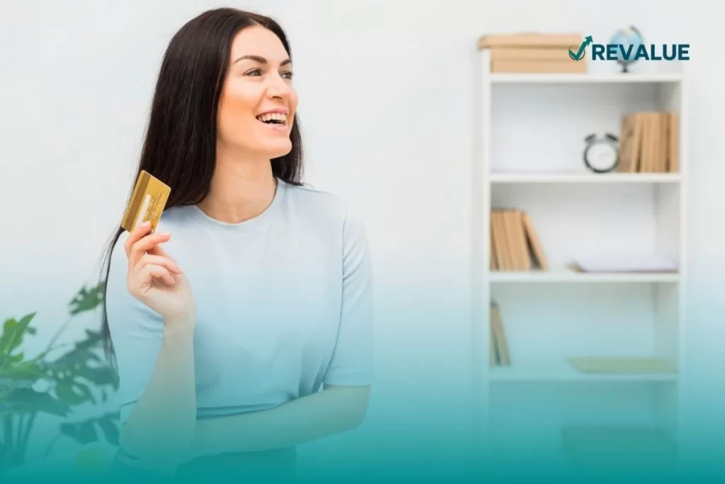Mujer posando con su tarjeta de crédito que cuenta con seguro para tarjetas de crédito.