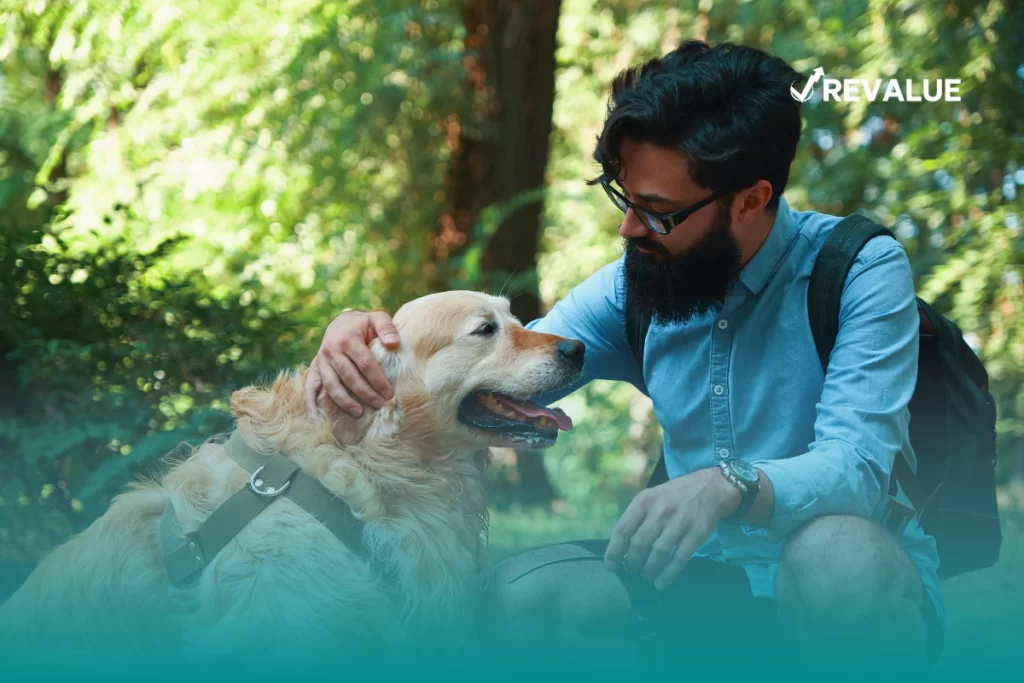 Hombre joven con su perro que cuenta con seguro de viaje para mascotas