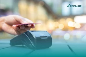 Persona ocupando su tarjeta de nómina Santander con las promociones y ofertas que incluye por su contratación.