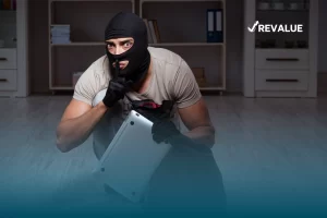 Ladrón robando una laptop que cuenta con póliza de seguro contra robos.