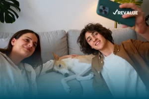 Pareja tomándose una selfie con su perro que cuenta con seguro para mascotas Sura.