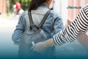 Mujer joven siendo robada a quien le serviría saber cuánto cuesta un seguro contra robos