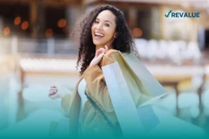 Mujer haciendo compras con la seguridad de estar protegida por los derechos que se decretaron el Día Mundial del Consumidor.