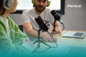 Personas grabando un podcast de educación financiera.