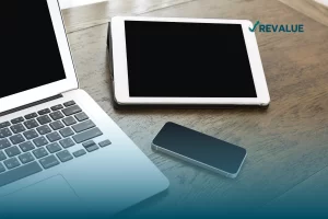 Laptop, tableta y celular protegidos por una póliza de Seguros Insurama.