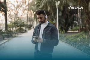 Persona caminando con calma en la calle con su celular gracias a que ha contratado el seguro Bancomer para celular.