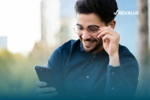 Persona contratando el seguro para celular GNP, pues su dispositivo móvil es importante, ya que forma parte de sus actividades laborales.