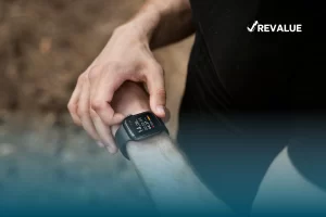 Hombre usando su dispositivo que cuenta con seguro para smartwatch.