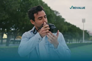 Persona usando una cámara que cuenta con seguro para cámaras fotográficas.