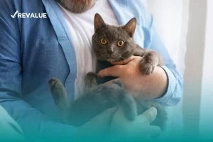 Hombre cargando un gato que cuenta con seguro médico para mascotas