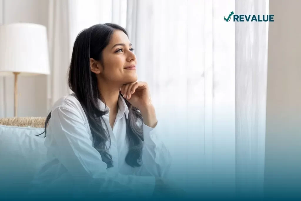 Una mujer pensando sobre el plan de retiro cual es mejor