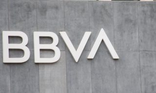 Logo en blanco de BBVA sobre un muro gris