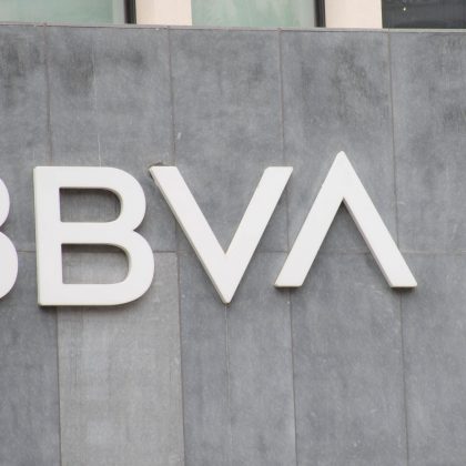 Logo en blanco de BBVA sobre un muro gris